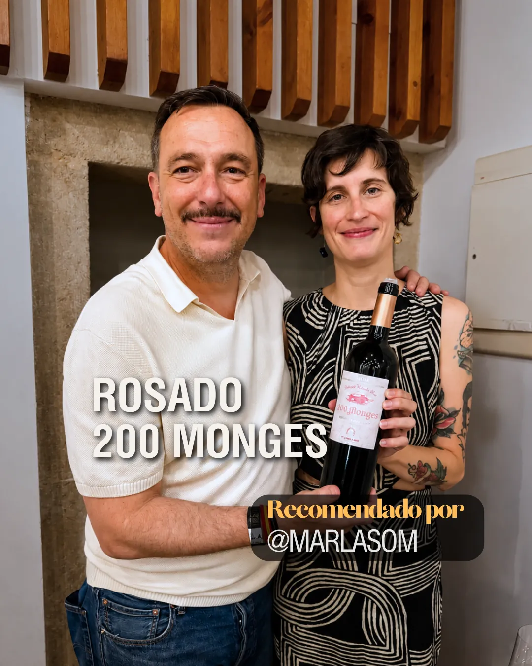 Pablo Teipro posando junto a Marlasom mientras ella sostiene una botella de Rosado 200 Monges